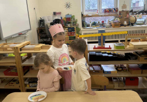 Zdjęcie przedstawia chłopca składającego życzenia koleżance.