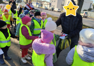 Dzieci rozdają ulotki panu.