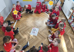 Dzieci siedzą w kole i rozmawiają o prawie do życia bez przemocy.