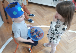 Dziewczynka częstuje się żelkami.