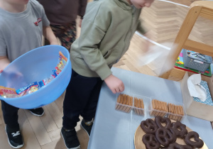 Chłopiec częstuje się ciasteczkiem.