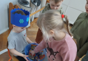 Dziewczynka częstuje się żelkami.