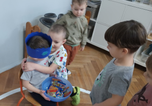 Chłopiec przytula jubilata.