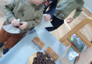 Chłopiec częstuje się słodyczami.