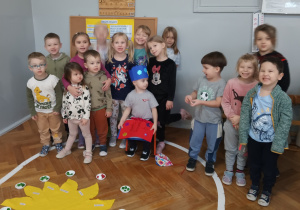 Dzieci stoją wokół jubilata.