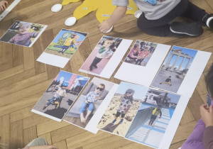 Chłopiec układa koraliki na lini życia.