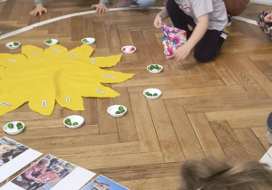 Chłopiec układa koraliki na lini życia.