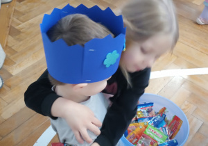 Dziewczynka przytula jubilata.