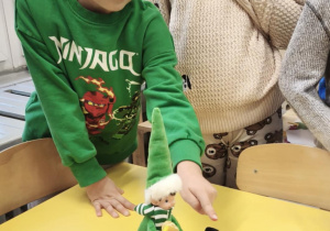 Dzieci obserwują efekt zabaw psotnych Elfów z mandarynkami