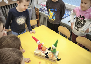 Dzieci obserwują efekt zabaw psotnych Elfów z mandarynkami