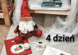 Figurki Elfów "zrobiły" bałagan czytały świąteczne książki popijając czekoladę