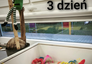 Figurki Elfów "zrobiły" bałagan skakały z palmy