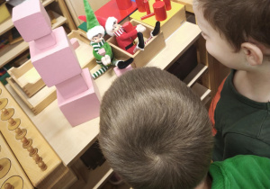 Dzieci obserwują efekt zabaw psotnych Elfów w różowej wieżyy