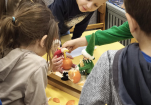 Dzieci obserwują efekt zabaw psotnych Elfów z mandarynkami
