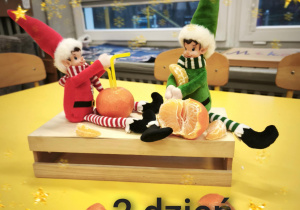 Figurki Elfów "zrobiły" zjadły manadarynki