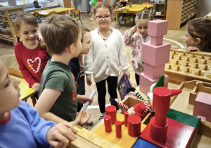 Dzieci obserwują efekt zabaw psotnych Elfów w różowej wieży