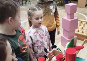 Dzieci obserwują efekt zabaw psotnych Elfów w różowej wieży