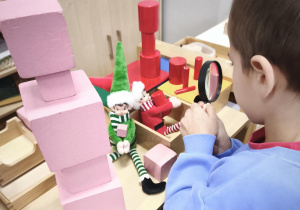 Dzieci obserwują efekt zabaw psotnych Elfów w różowej wieży