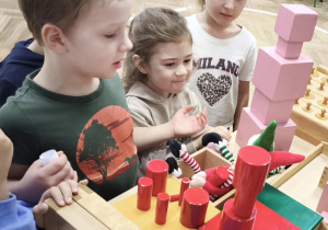 Dzieci obserwują efekt zabaw psotnych Elfów w różowej wieży