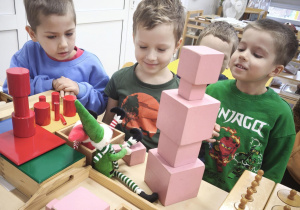 Dzieci obserwują efekt zabaw psotnych Elfów w różowej wieży