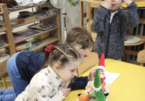 Dzieci obserwują efekt zabaw psotnych Elfów z mandarynkami