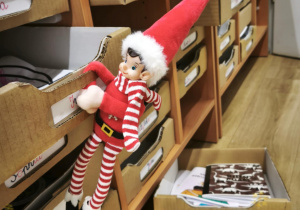 Figurki Elfów "zrobiły" bałagan w szufladkach dzieci