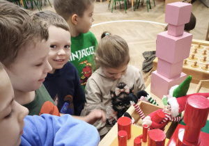 Dzieci obserwują efekt zabaw psotnych Elfów w różowej wieży