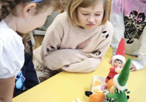 Dzieci obserwują efekt zabaw psotnych Elfów z mandarynkami
