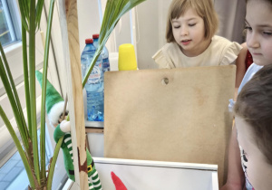 Dzieci obserwują efekt zabaw psotnych Elfów skaczących z palmy