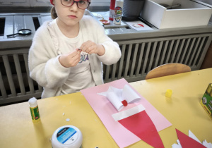 Dzieci wykonują prace plastyczna - Mikołaj