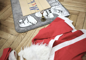 Dzieci siedzą w kręgu i rozmawiają o atrybutach Mikołaja