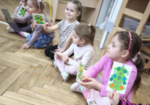 Dzieci pokazują otrzymane od kolegów świąteczne kartki