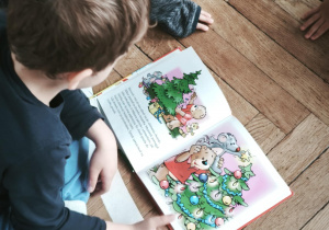 Dzieci oglądają książki o tematyce światecznej