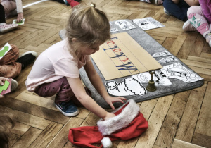 Dziewczynka wybiera los z imieniem kolegi