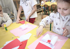 Dzieci wykonują prace plastyczna - Mikołaj