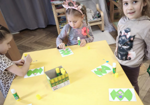 Dzieci wykonują świąteczne karki