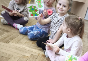 Dzieci pokazują otrzymane od kolegów świąteczne kartki