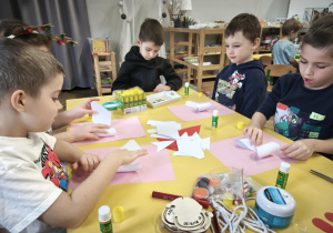 Dzieci wykonują prace plastyczna - Mikołaj