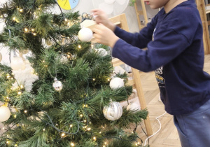 Dzieci ubierają choinkę