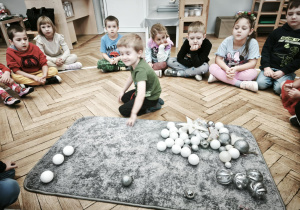 Dzieci segregują bombki