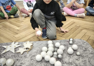 Dzieci segregują bombki