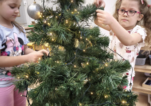 Dzieci ubierają choinkę