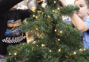Dzieci ubierają choinkę