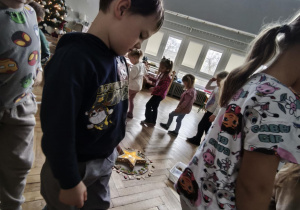 Ćwiczenie ciszy - marsz po elipsie