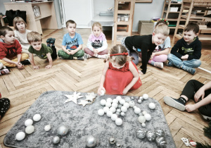 Dzieci segregują bombki