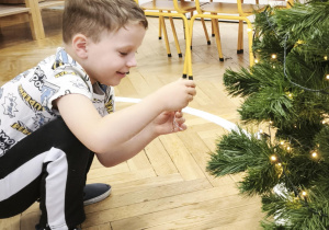 Dzieci ubierają choinkę