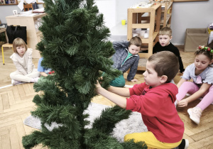 Dziecko rozkłada gałązki