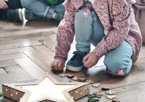 Dziecko układa mandale świąteczną