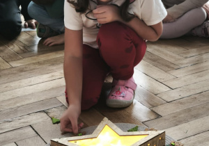 Dziecko układa mandale świąteczną