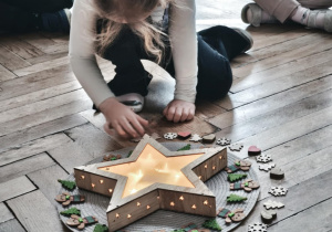 Dziecko układa mandale świąteczną